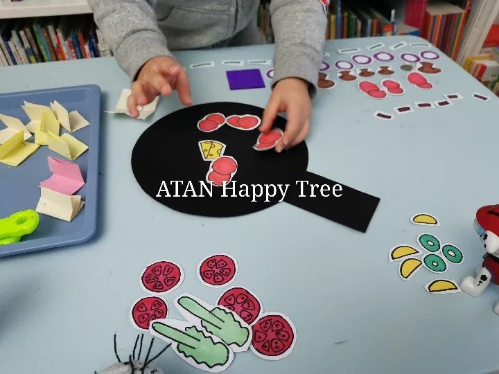 这个简单的柜子，居然包办了我家娃的早教