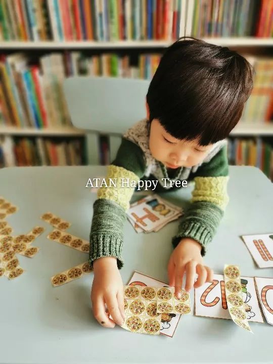 这个简单的柜子，居然包办了我家娃的早教