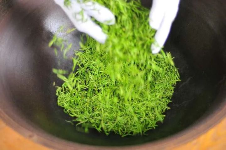 好茶不怕晚，好茶很好喝……今年不容易，好茶还不贵！“特惠版”东坑“雨前茶”今天上线