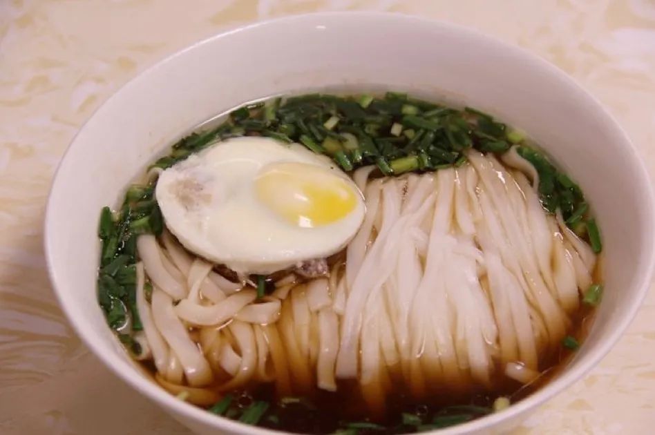 长沙米粉火热,长沙米粉排队30米