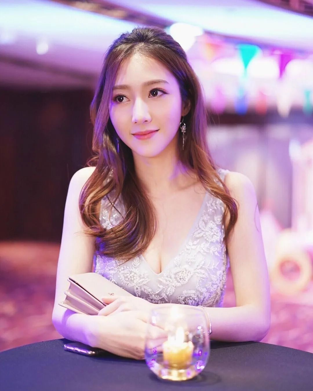 何依婷处女剧弹起,164唔够90斤!同届雷庄儿宜家做紧咩呢?