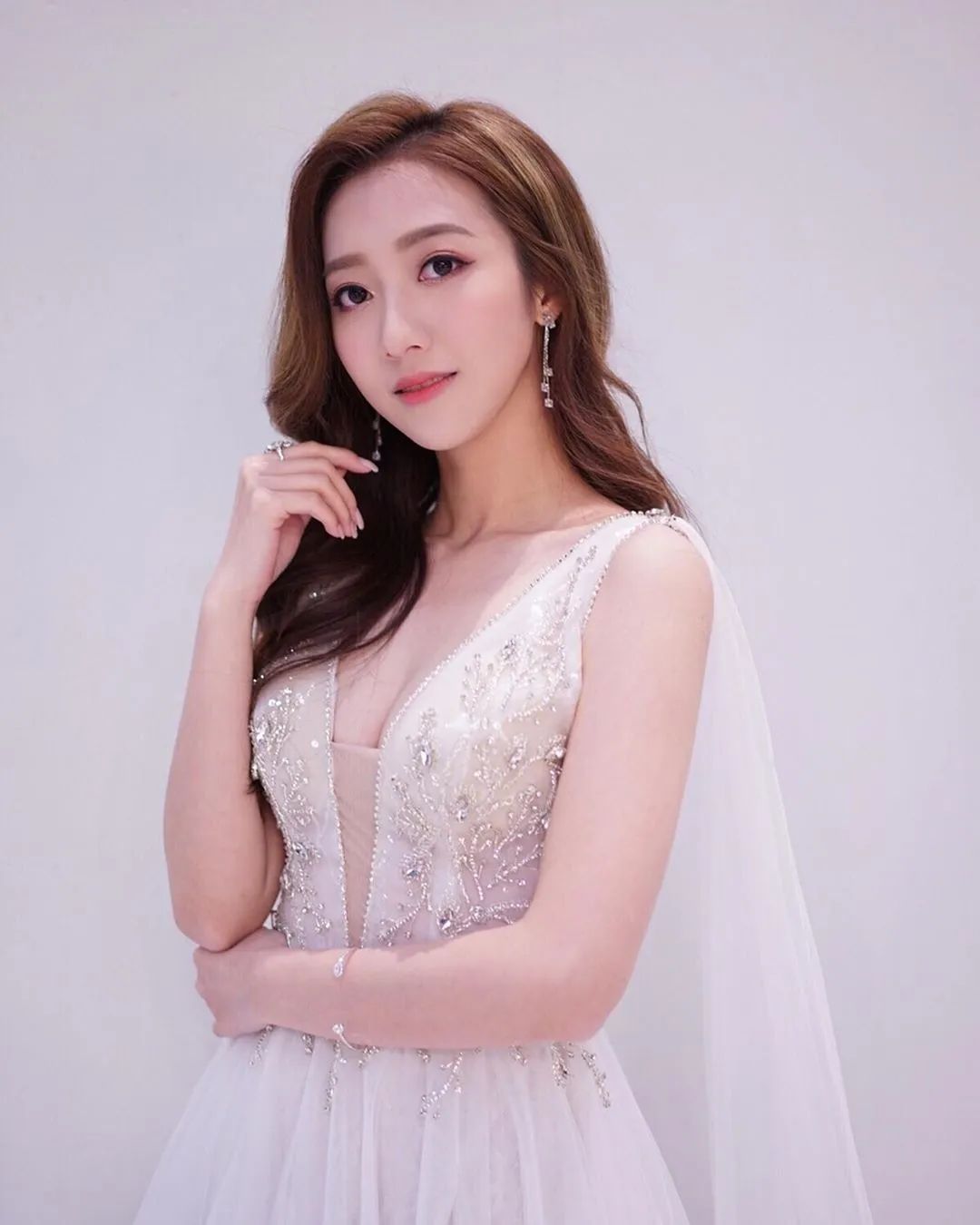 何依婷处女剧弹起,164唔够90斤!同届雷庄儿宜家做紧咩呢?