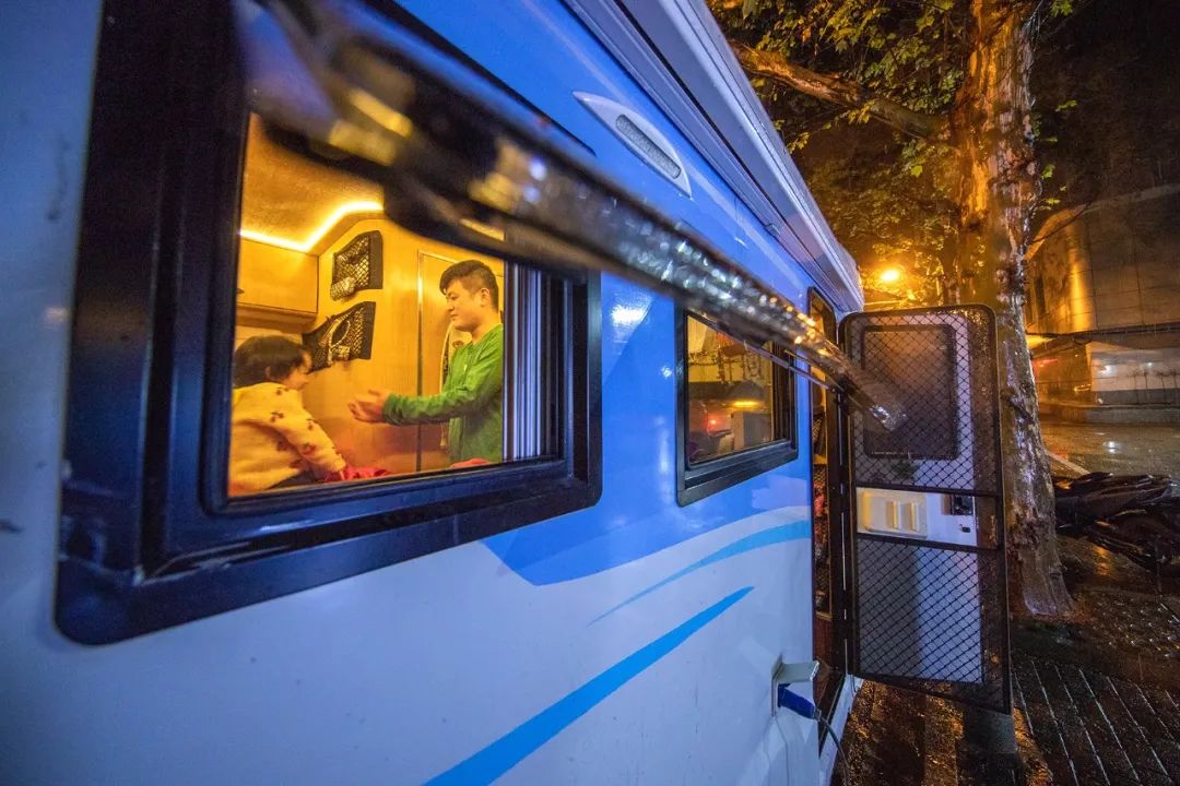 黄石一家人视频,黄石一家三代人