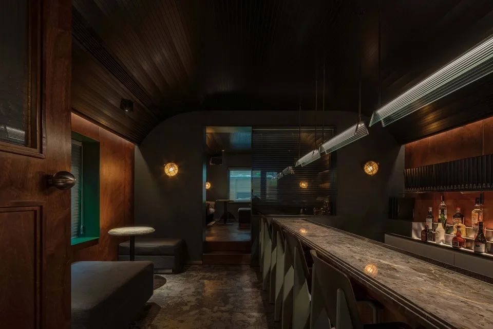 新作|结合欧式车厢和美式办公室风格-成都“π酒吧”/iZDesignStudio