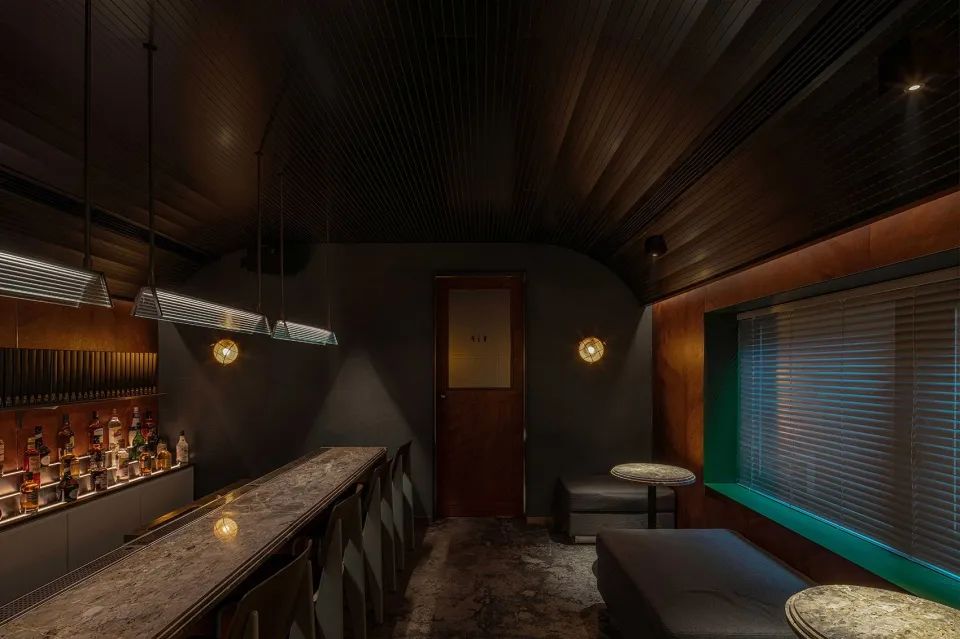 新作|结合欧式车厢和美式办公室风格-成都“π酒吧”/iZDesignStudio