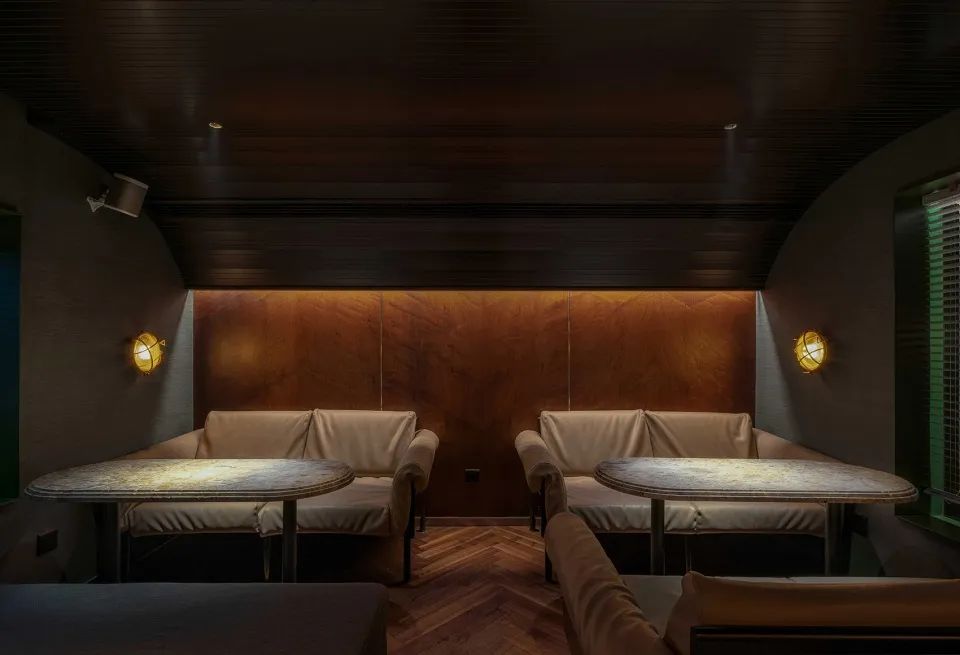 新作|结合欧式车厢和美式办公室风格-成都“π酒吧”/iZDesignStudio