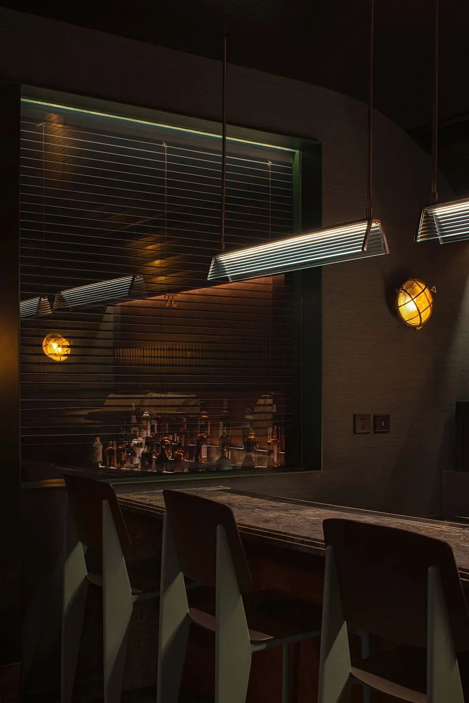 新作|结合欧式车厢和美式办公室风格-成都“π酒吧”/iZDesignStudio