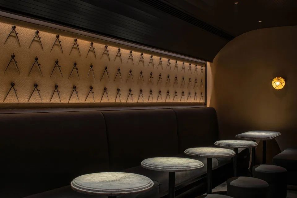 新作|结合欧式车厢和美式办公室风格-成都“π酒吧”/iZDesignStudio