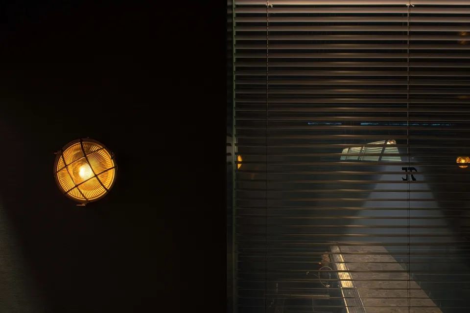 新作|结合欧式车厢和美式办公室风格-成都“π酒吧”/iZDesignStudio