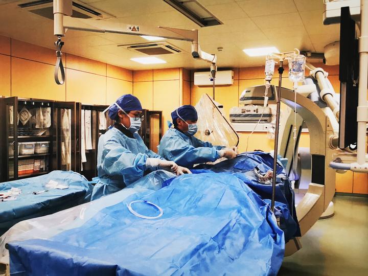 男子心脏骤停三人抢救,男子的心脏骤停