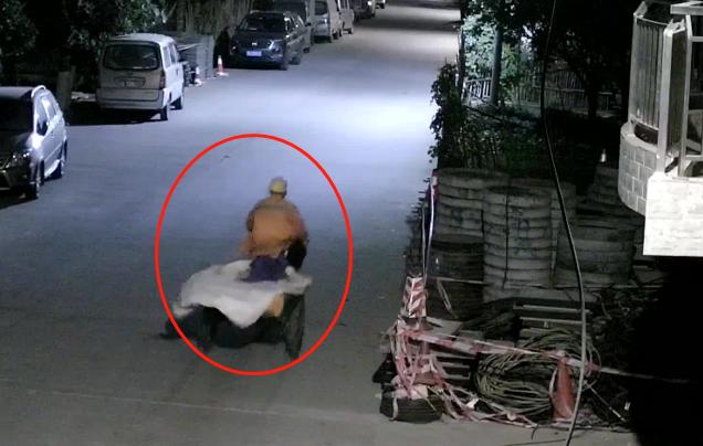 这个麻包袋到底有多大？十八只鸡都装下？！