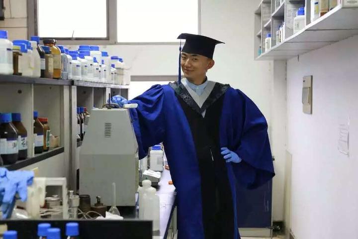 自制礼服,爱打篮球,云课堂教人抗疫……建德航空小镇这位“硬核”机长成网红