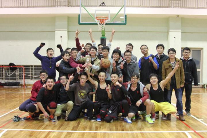 自制礼服，爱打篮球，云课堂教人抗疫……建德航空小镇这位“硬核”机长成网红