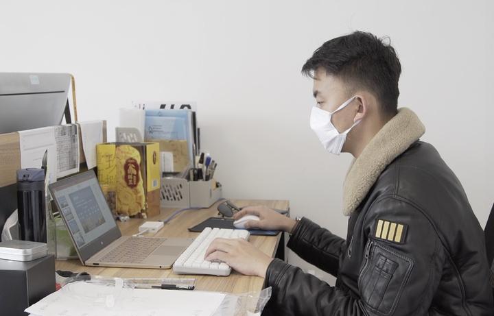 自制礼服,爱打篮球,云课堂教人抗疫……建德航空小镇这位“硬核”机长成网红