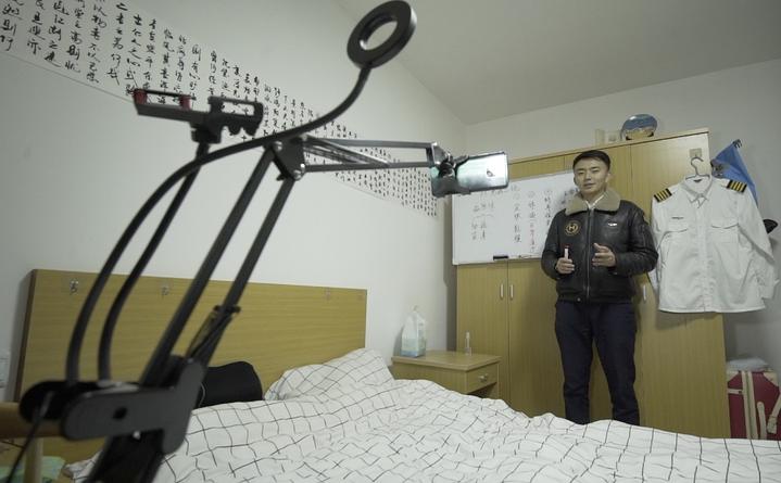 自制礼服,爱打篮球,云课堂教人抗疫……建德航空小镇这位“硬核”机长成网红