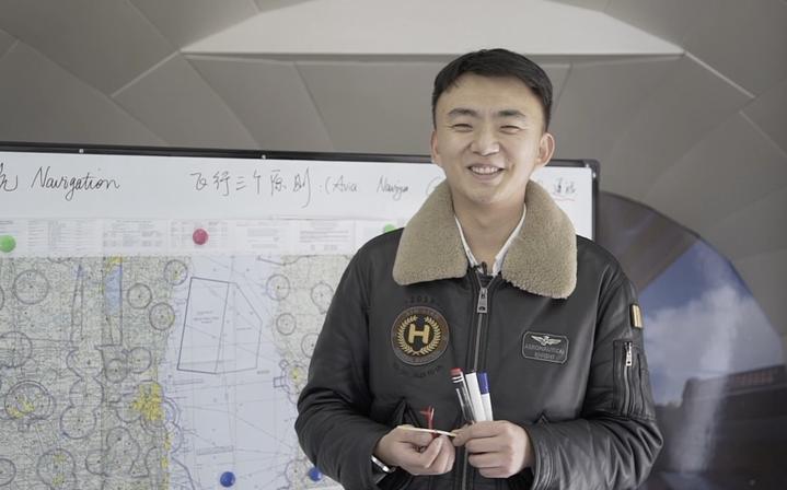 自制礼服,爱打篮球,云课堂教人抗疫……建德航空小镇这位“硬核”机长成网红