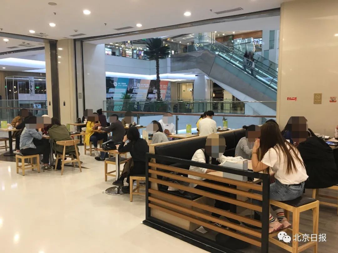 每次饭局都很尴尬,一桌人吃饭尴尬怎么办