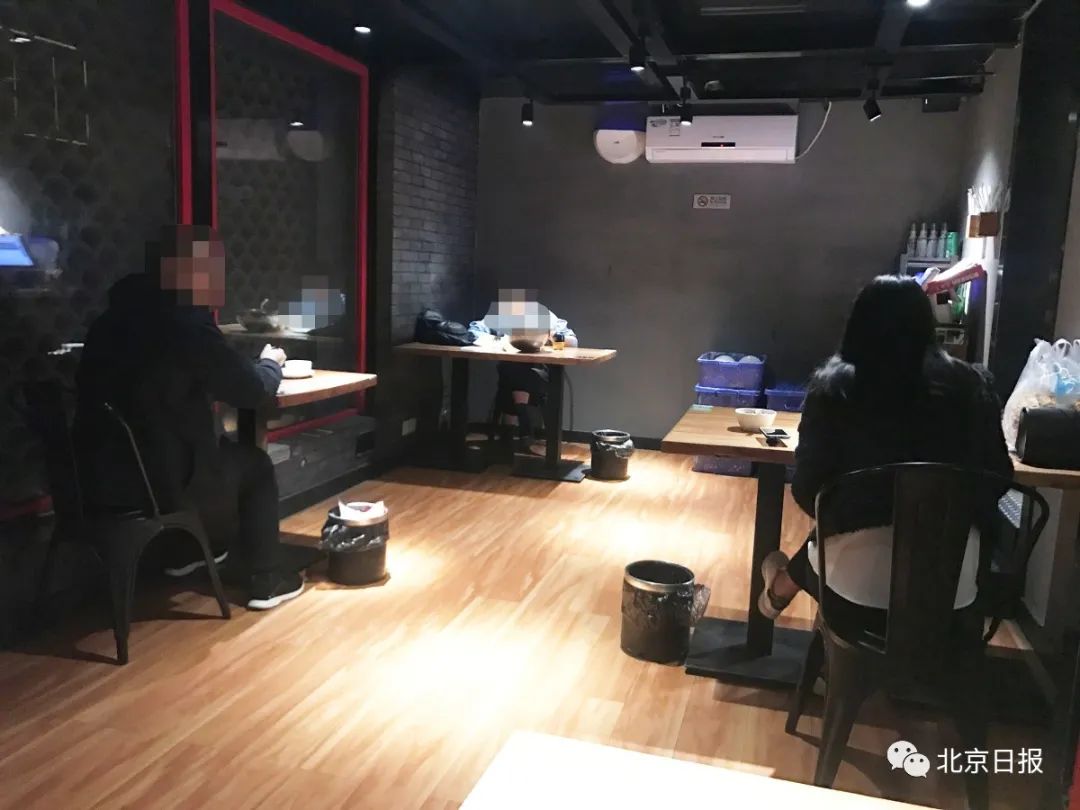 每次饭局都很尴尬,一桌人吃饭尴尬怎么办