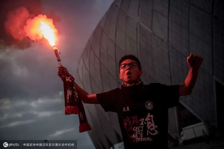 ICTalk｜拍摄一场国足比赛，我要按4000次快门