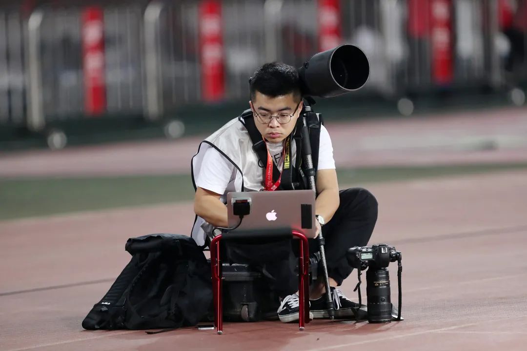 ICTalk｜拍摄一场国足比赛，我要按4000次快门