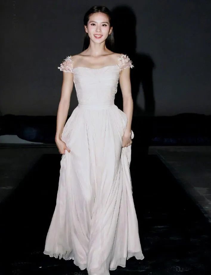 练锁骨一字肩的动作,练肩膀和背锁骨的动作