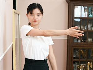 练锁骨一字肩的动作,练肩膀和背锁骨的动作