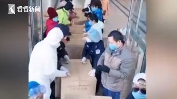 90后小伙逆行至武汉当志愿者意外骨折结局令他感动