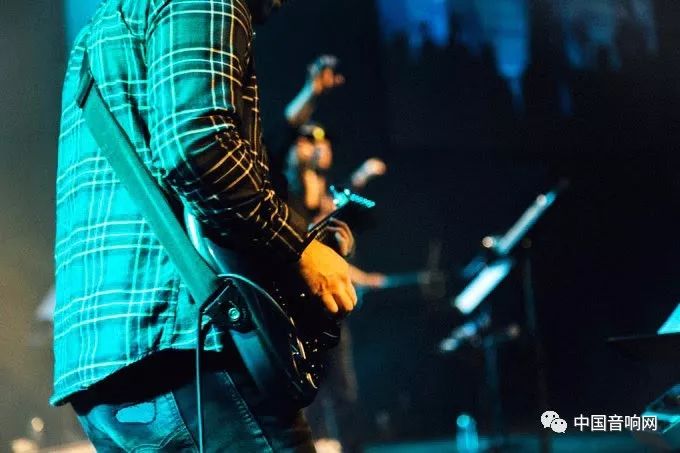 默默的表演者,默默在舞台上