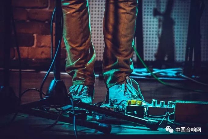 默默的表演者,默默在舞台上