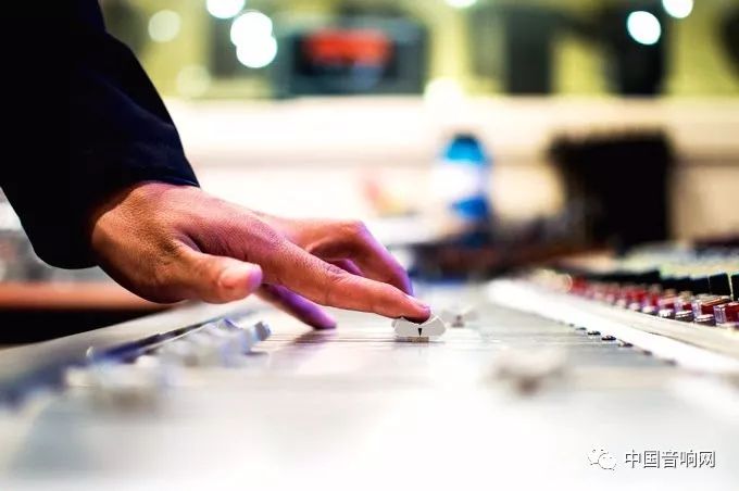 默默的表演者,默默在舞台上