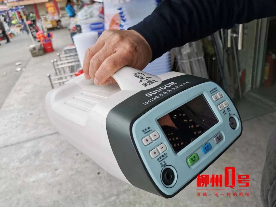 哪疼放哪？柳州八旬老人要在这高价买治疗机，钱不够店员陪着去取