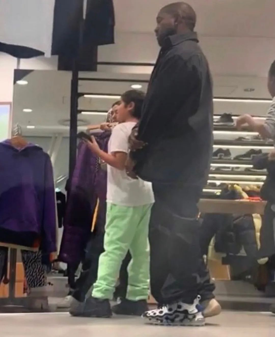 侃爷允许耐克复刻yeezy,侃爷的耐克大红色yeezy