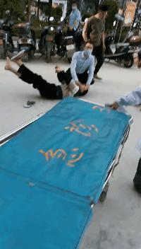 【帮扶故事】深中医支援广西隆林县医疗队员路边生死救援,成功抢救晕倒路人