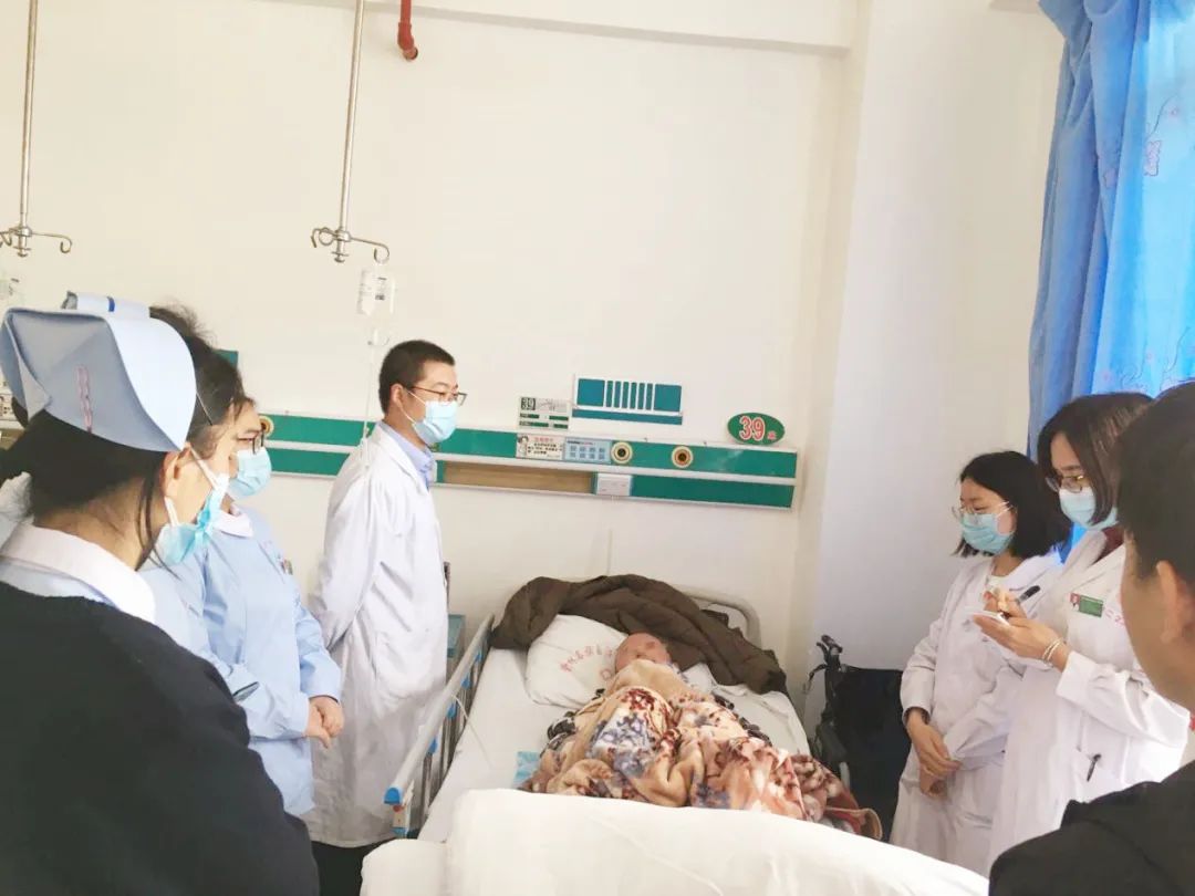 【帮扶故事】深中医支援广西隆林县医疗队员路边生死救援,成功抢救晕倒路人