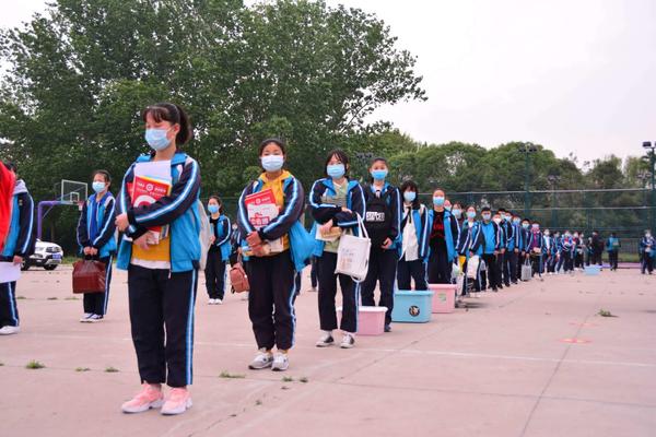 学子重返校园上课,学子归来开学季