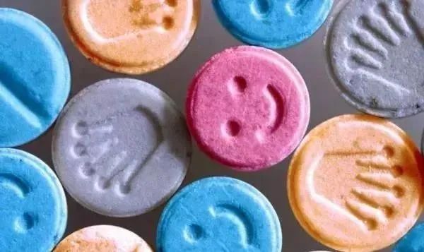 警察突访工厂食堂加油,警察突访食堂给员工加了一道硬菜