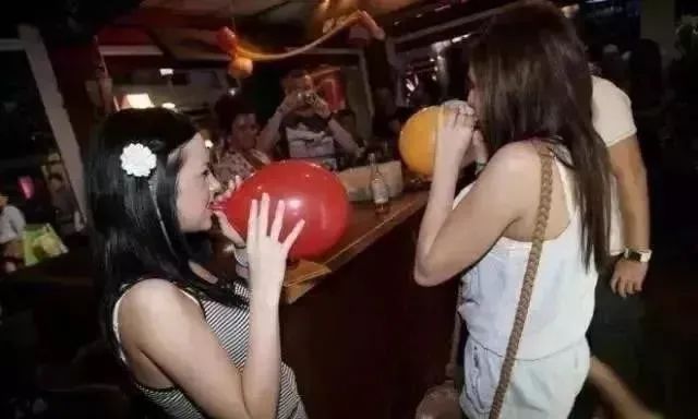 警察突访工厂食堂加油,警察突访食堂给员工加了一道硬菜