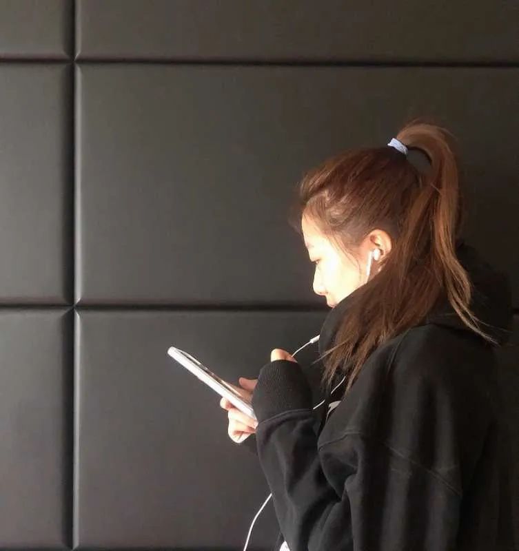 鏍″洯骞挎挱涓滄柟鍗,鏍″洯骞挎挱鑻辫鎾姤