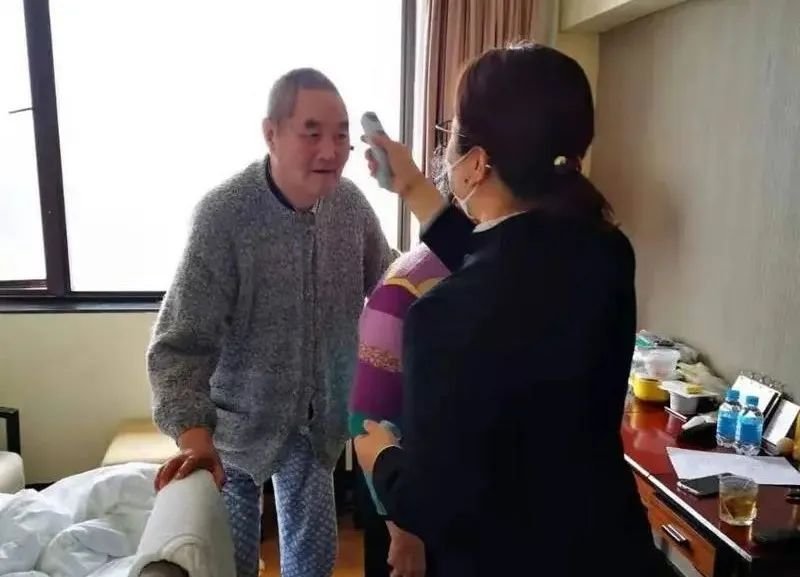 民警为滞留群众送物资,武汉警方为滞留旅客提供暖心服务