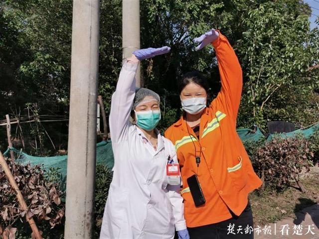 白衣天使和橄榄绿照,白衣天使穿着防护服双人照