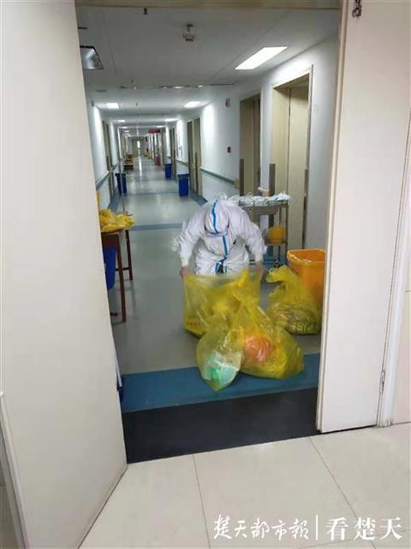 白衣天使和橄榄绿照,白衣天使穿着防护服双人照