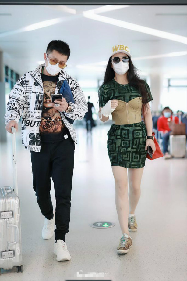 冉莹颖和邹市明机场照,冉莹颖为邹市明呐喊穿的衣服