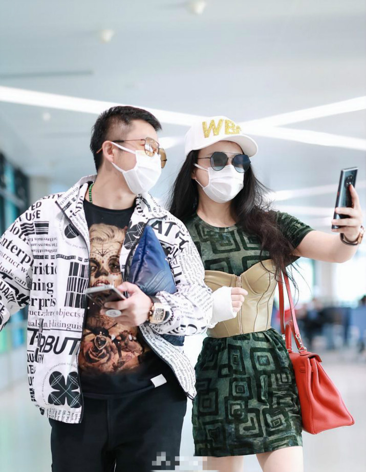 冉莹颖和邹市明机场照,冉莹颖为邹市明呐喊穿的衣服