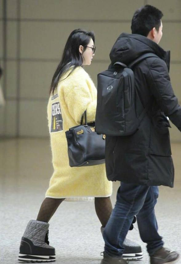 冉莹颖和邹市明机场照,冉莹颖为邹市明呐喊穿的衣服