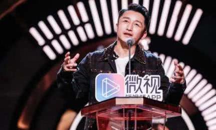 冉莹颖和邹市明机场照,冉莹颖为邹市明呐喊穿的衣服