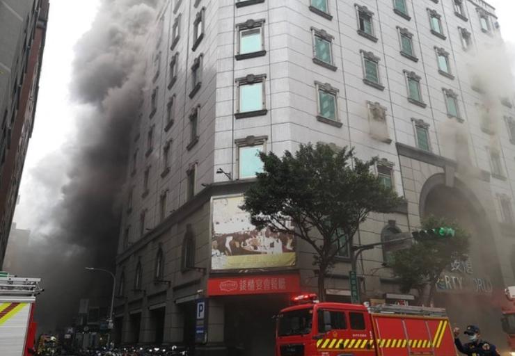 钱柜KTV大火酿6死幕后“*独台**”媒体老板遭限制住居