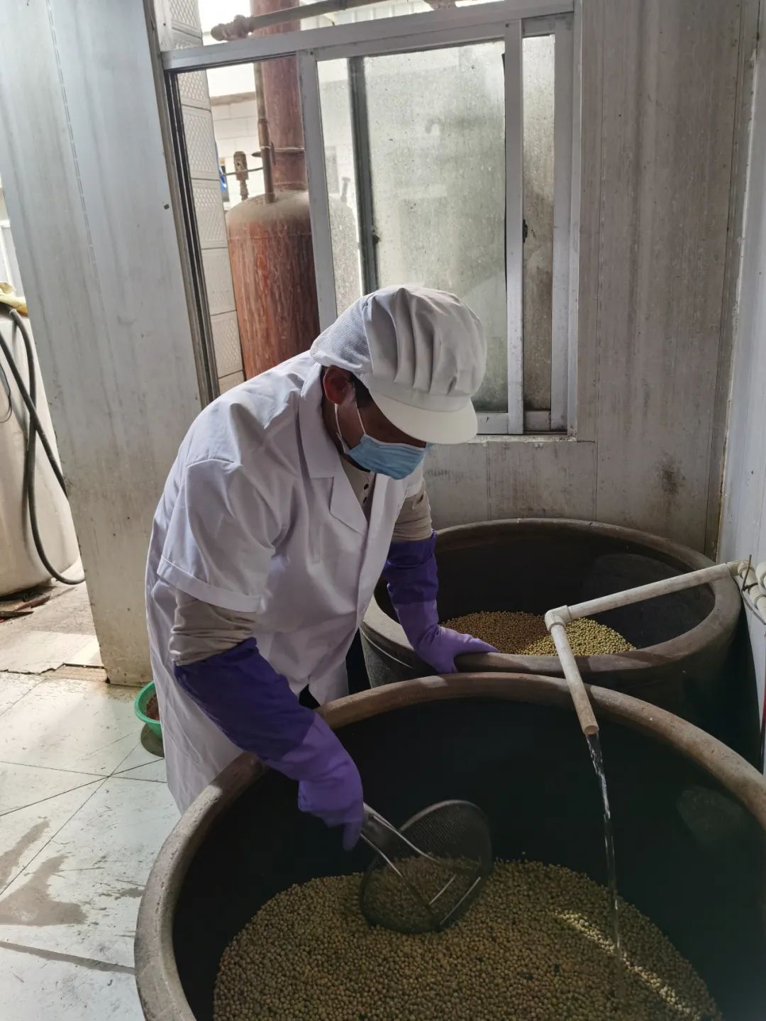 决战脱贫攻坚走上致富快车道,决战决胜脱贫攻坚荒山坡变致富田