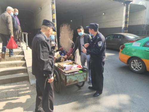 路边小贩贩卖香烟是否违法,车站高价售卖香烟违法吗