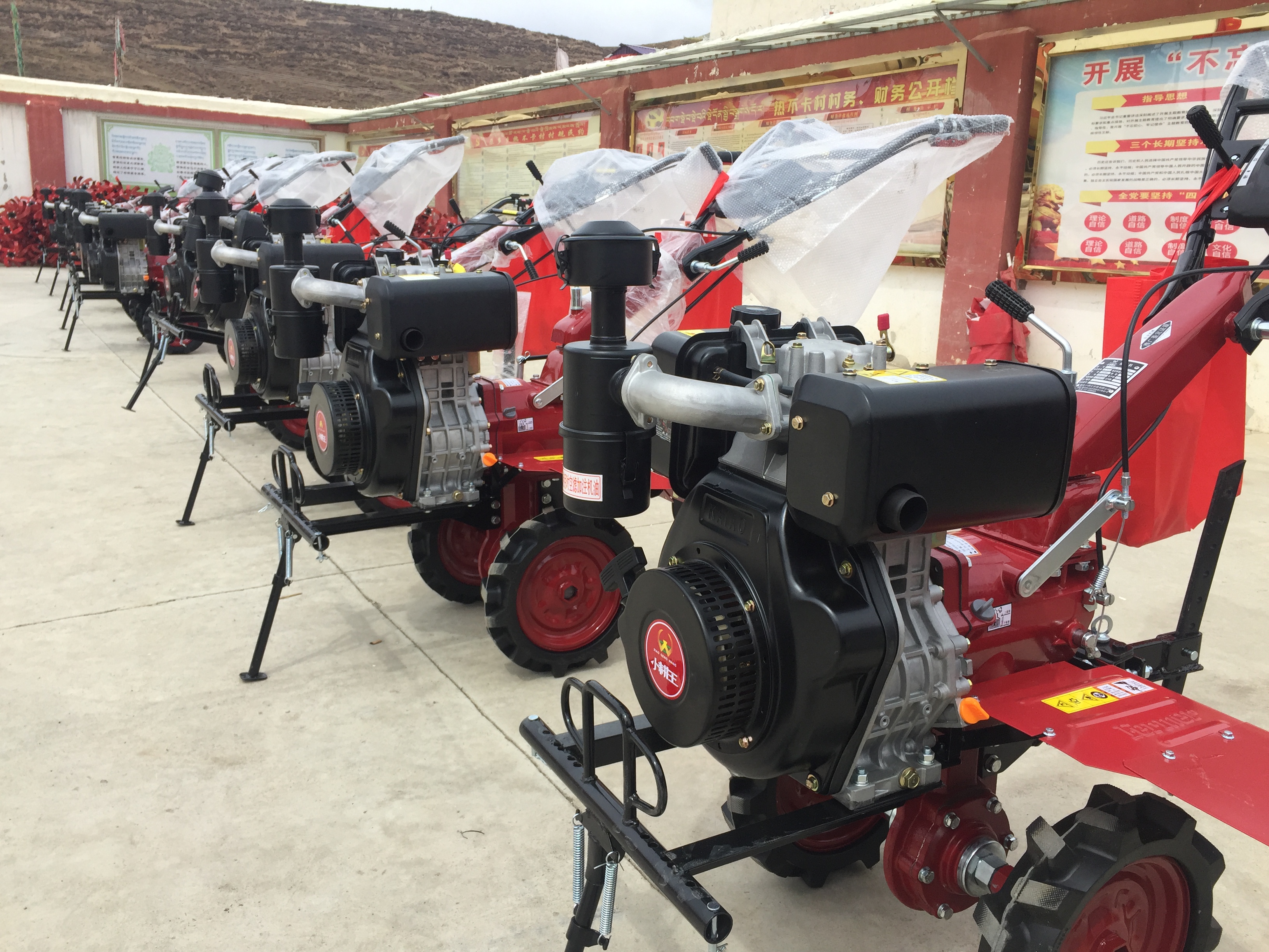 四川壤塘：送农具农资进村寨助力群众农耕复产