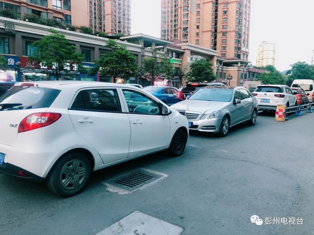 牡丹区小区免费停车,牡丹新城南区门口停车场